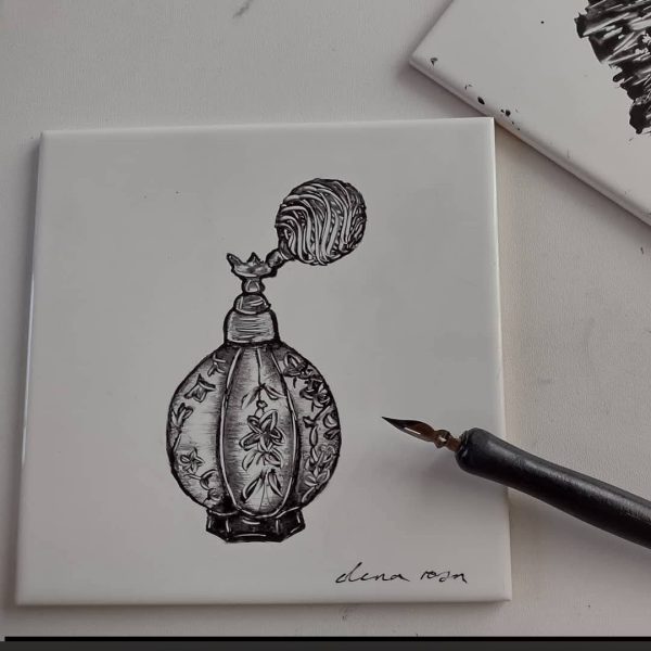 Azulejo ilustrado a plumilla con un perfumero vintage, de Elena Rosa
