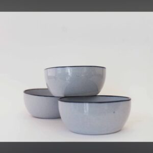 Tres cuencos artesanales en gris claro con borde azul oscuro