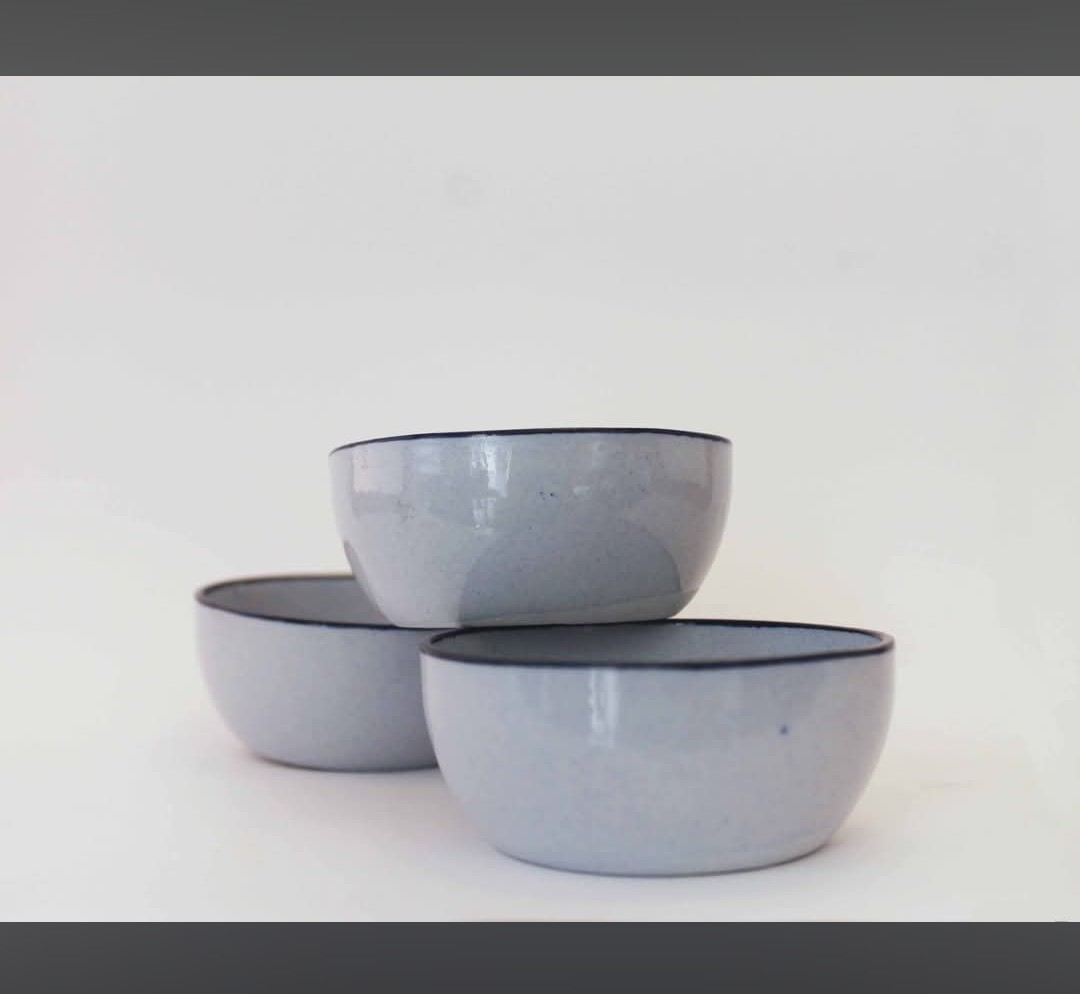 Tres cuencos artesanales en gris claro con borde azul oscuro