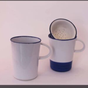 Tazas de porcelana con filtro cerámico en blanco y azul cobalto