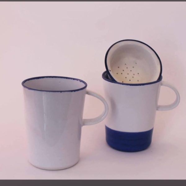 Tazas de porcelana con filtro cerámico en blanco y azul cobalto