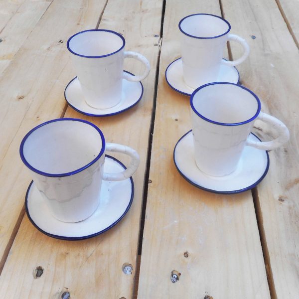 Taza de porcelana blanca con borde azul cobalto pintado a mano, de la vajilla azul de Elena Rosa